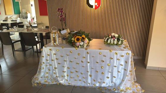 Allestimento elegante con fiori e dettagli dorati