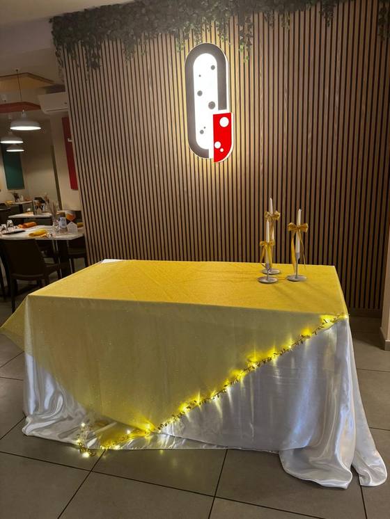 Allestimento con tessuti e luci dorate