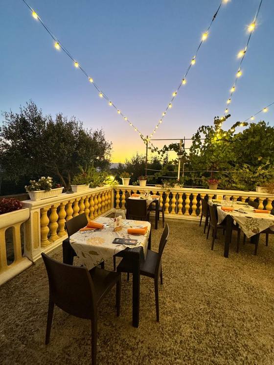 Allestimento in giardino sotto il gazebo