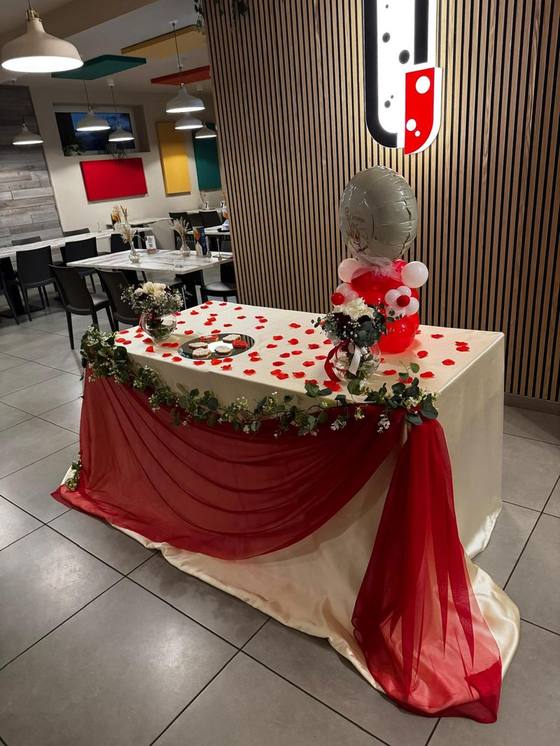 Allestimento romantico con petali di rosa