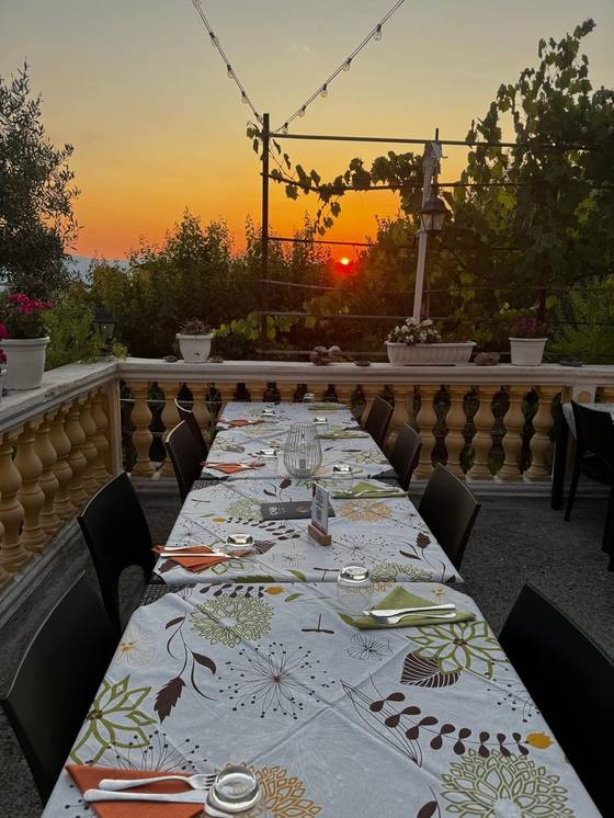 Tavolata in terrazza al tramonto