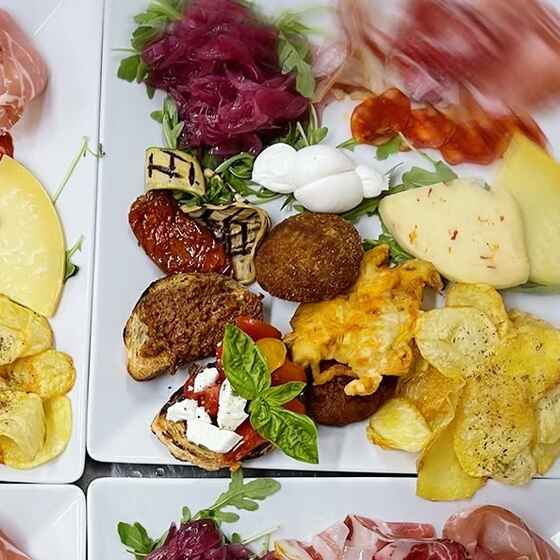 Dettaglio del tagliere di salumi e formaggi