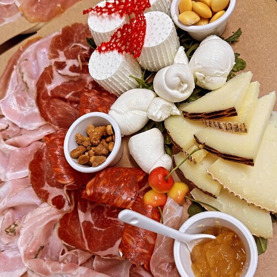 Tagliere di salumi e formaggi con confetture e frutta