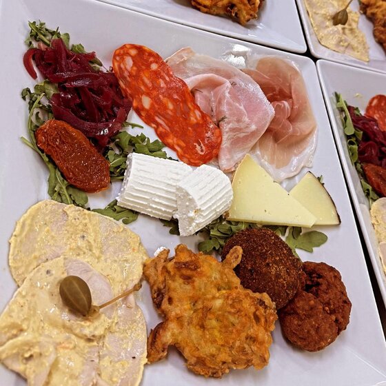 Antipasti al piatto con crocchette e fritture