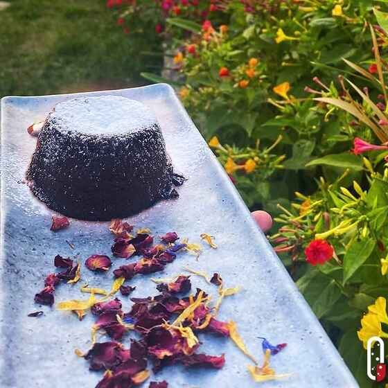 Dolce al cioccolato con petali