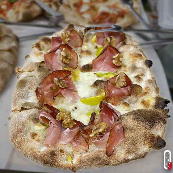 Pinsetta con prosciutto crudo e noci