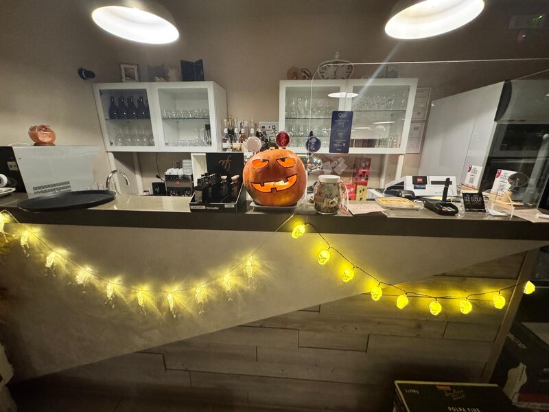 Il bancone addobbato con zucca e lucine per Halloween