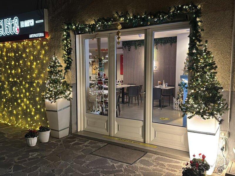 L'ingresso di GiustoGusto addobbato per Natale