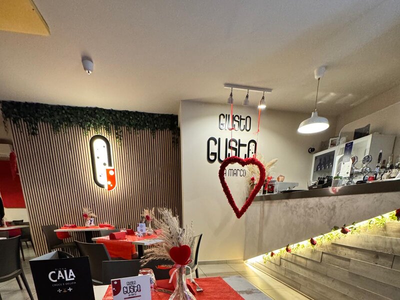 Il tavolo allestito di rosso per San Valentino da GiustoGusto