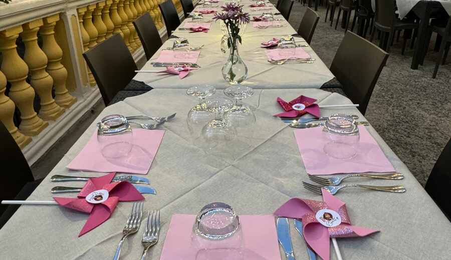 Tavolata allestita per una festa di compleanno dei più piccoli